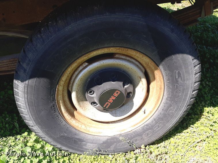 image for item DV9957 1989 GMC Sierra C2500 flatbed pickup truck