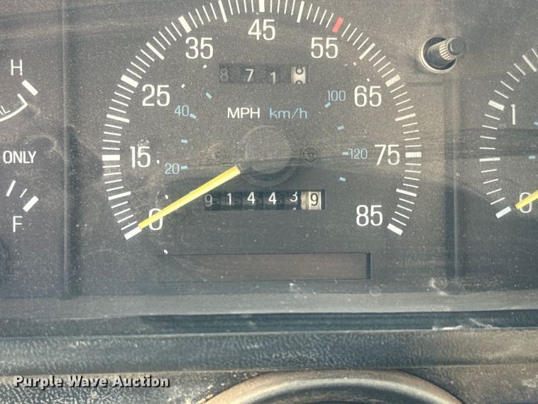 image for item EH5467 1991 Ford F450 Super Duty dump truck