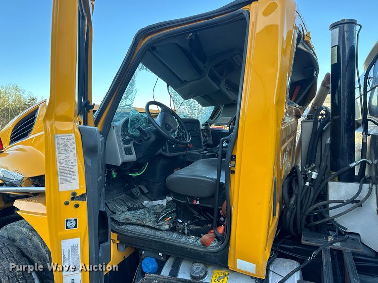 image for item EH6668 2017 International  WorkStar 7500 dump truck