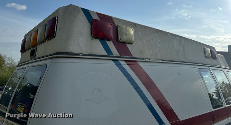 image for item EH6676 1997 Ford E350 ambulance