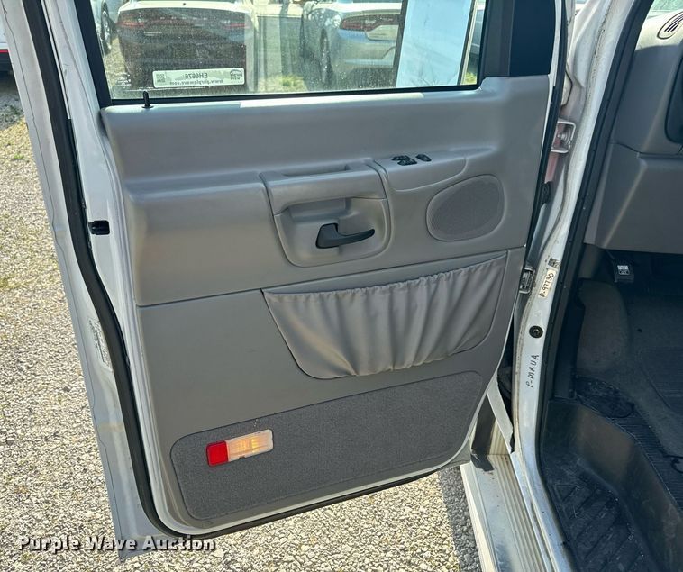 image for item EH6676 1997 Ford E350 ambulance