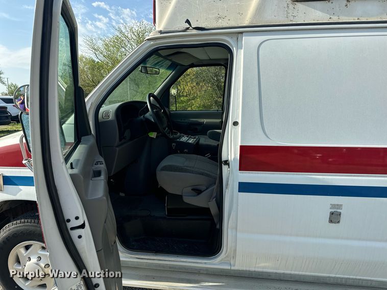 image for item EH6676 1997 Ford E350 ambulance