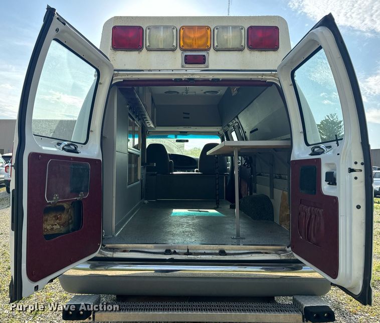 image for item EH6676 1997 Ford E350 ambulance