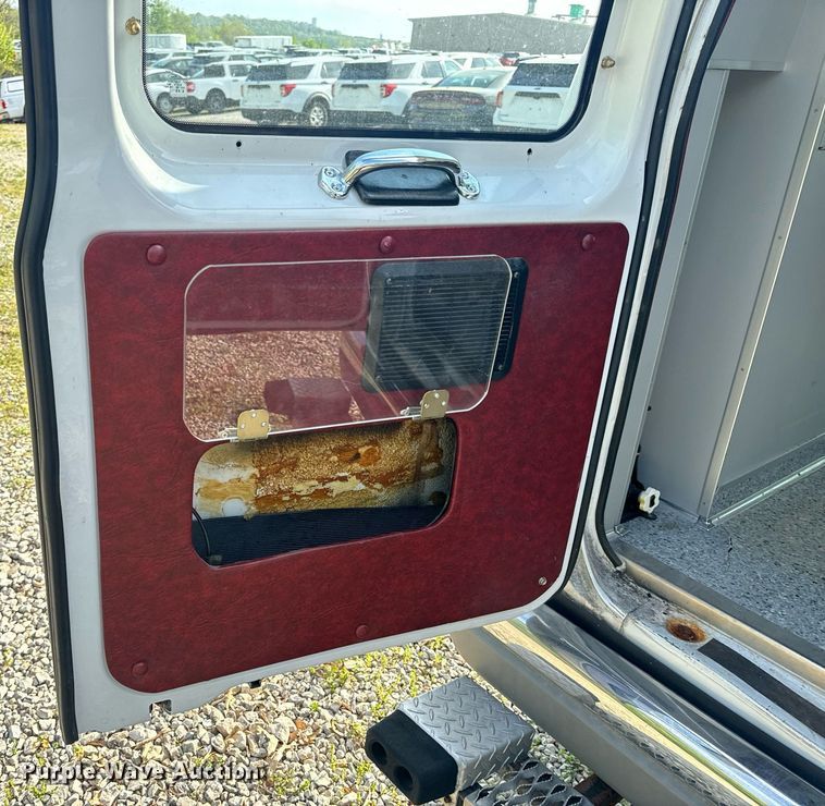 image for item EH6676 1997 Ford E350 ambulance