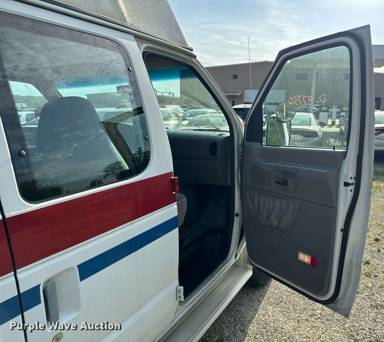 image for item EH6676 1997 Ford E350 ambulance