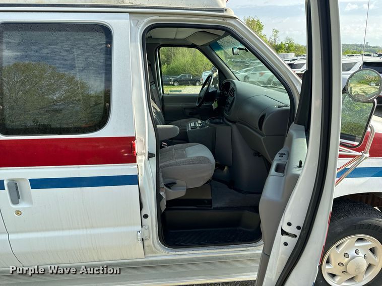 image for item EH6676 1997 Ford E350 ambulance