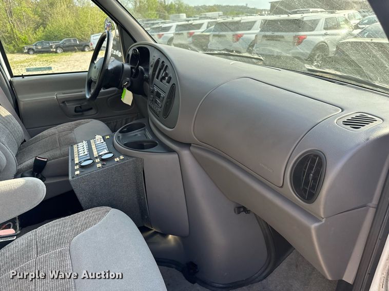 image for item EH6676 1997 Ford E350 ambulance