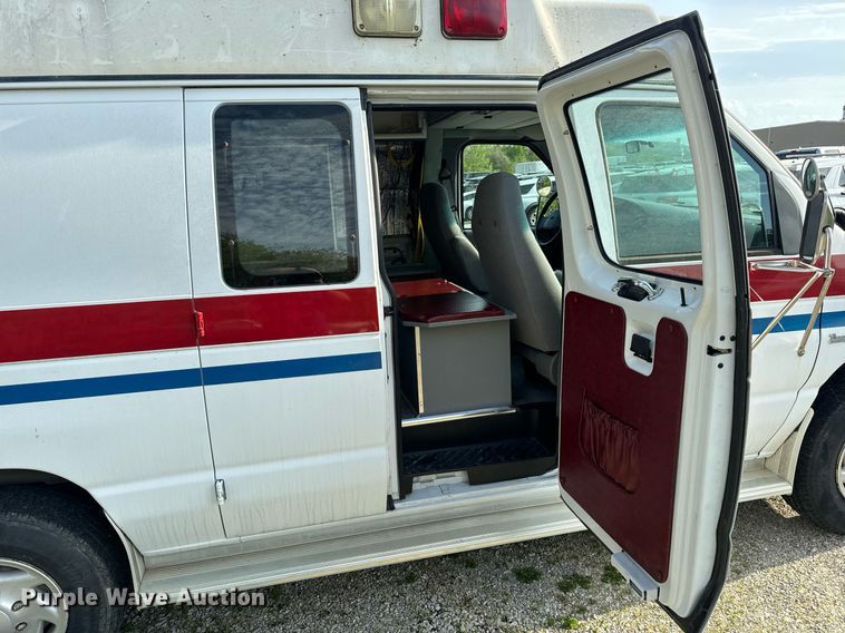 image for item EH6676 1997 Ford E350 ambulance