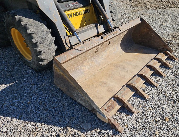 image for item EI3725 2008 New Holland L185 skid steer loader