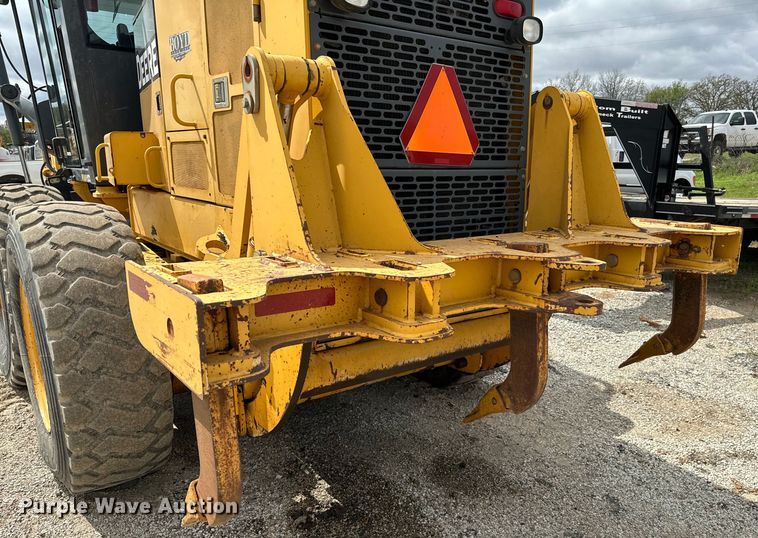 image for item EJ0399 2005 John Deere 672D motor grader