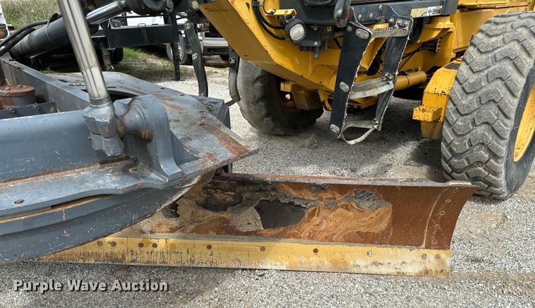 image for item EJ0399 2005 John Deere 672D motor grader