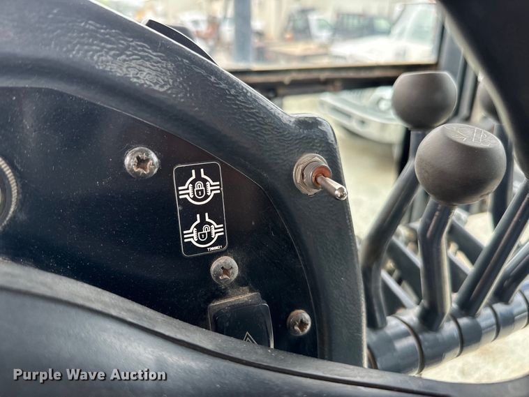 image for item EJ0399 2005 John Deere 672D motor grader