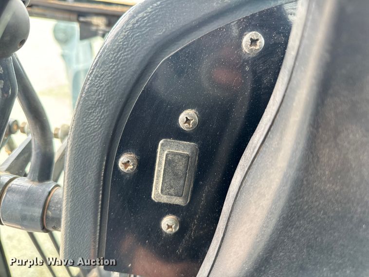 image for item EJ0399 2005 John Deere 672D motor grader