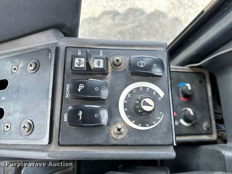 image for item EJ0399 2005 John Deere 672D motor grader