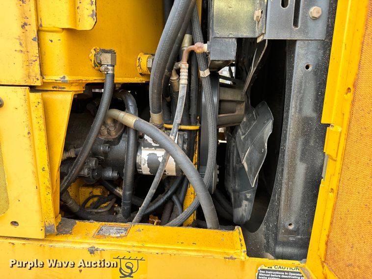 image for item EJ0399 2005 John Deere 672D motor grader