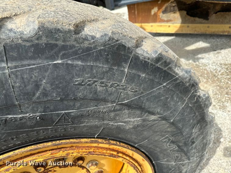 image for item EJ0399 2005 John Deere 672D motor grader