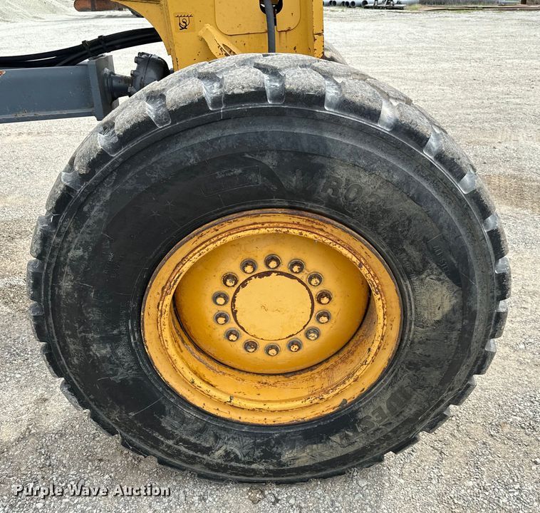 image for item EJ0399 2005 John Deere 672D motor grader