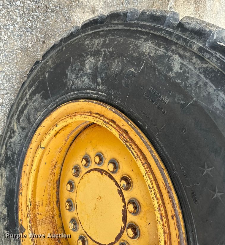 image for item EJ0399 2005 John Deere 672D motor grader