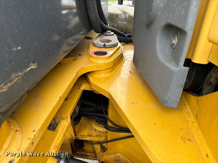 image for item EJ0399 2005 John Deere 672D motor grader