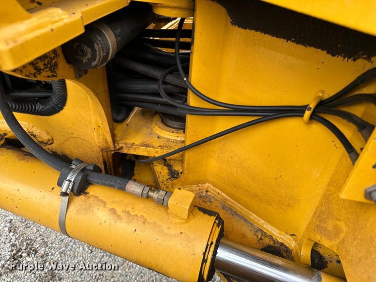 image for item EJ0399 2005 John Deere 672D motor grader