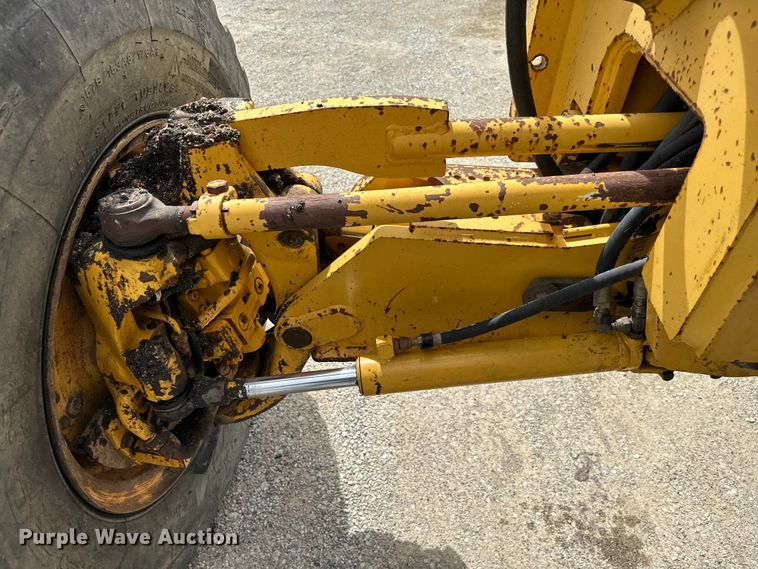 image for item EJ0399 2005 John Deere 672D motor grader