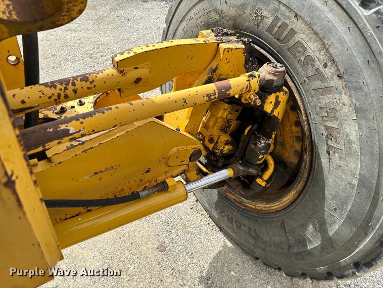 image for item EJ0399 2005 John Deere 672D motor grader