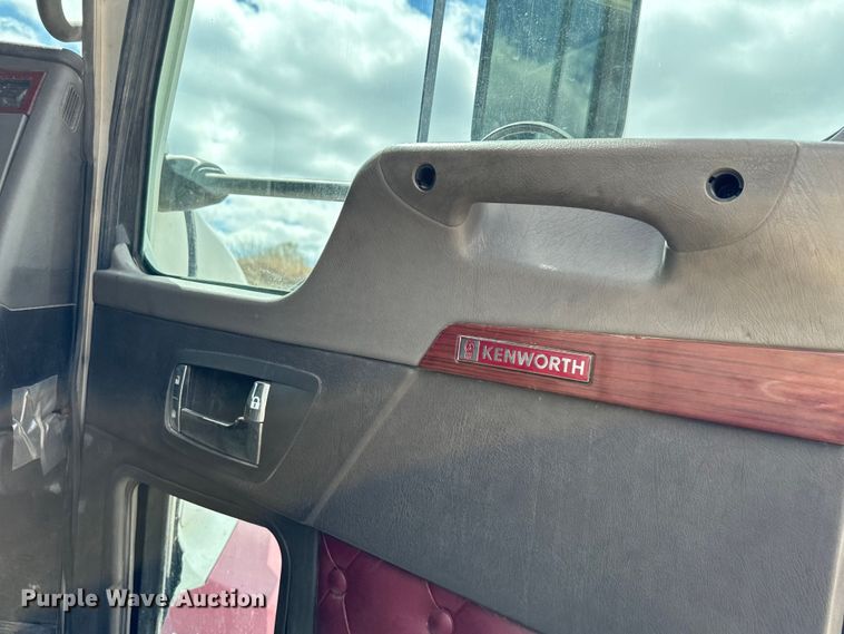 image for item EJ0406 2007 Kenworth  T600 dump truck