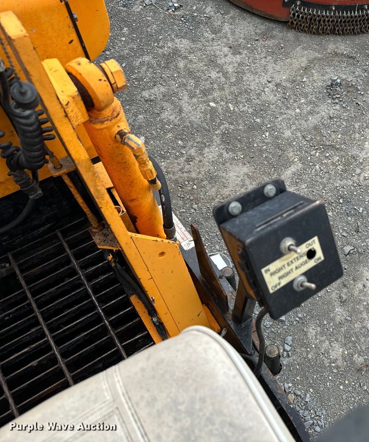 image for item EJ0411 Leeboy 8515 paver