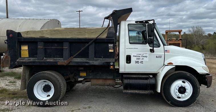 image for item EJ0412 2003 International  4300 dump truck