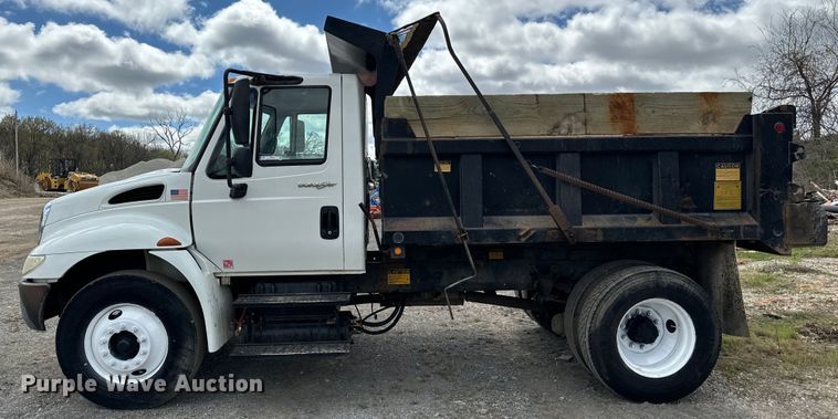 image for item EJ0412 2003 International  4300 dump truck