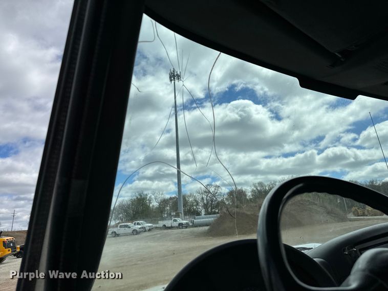 image for item EJ0412 2003 International  4300 dump truck