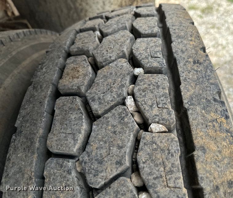 image for item EJ0412 2003 International  4300 dump truck