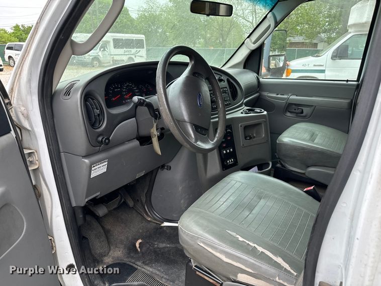 image for item EJ0563 2009 Ford E450 shuttle bus