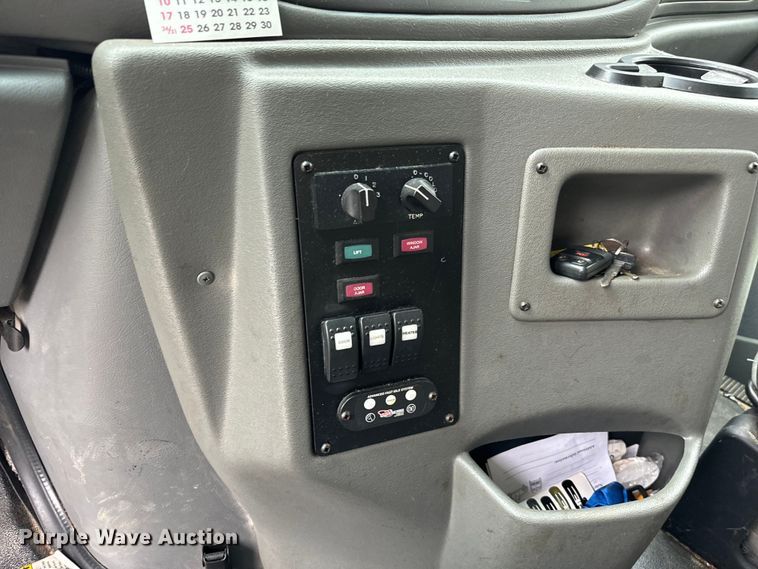 image for item EJ0563 2009 Ford E450 shuttle bus