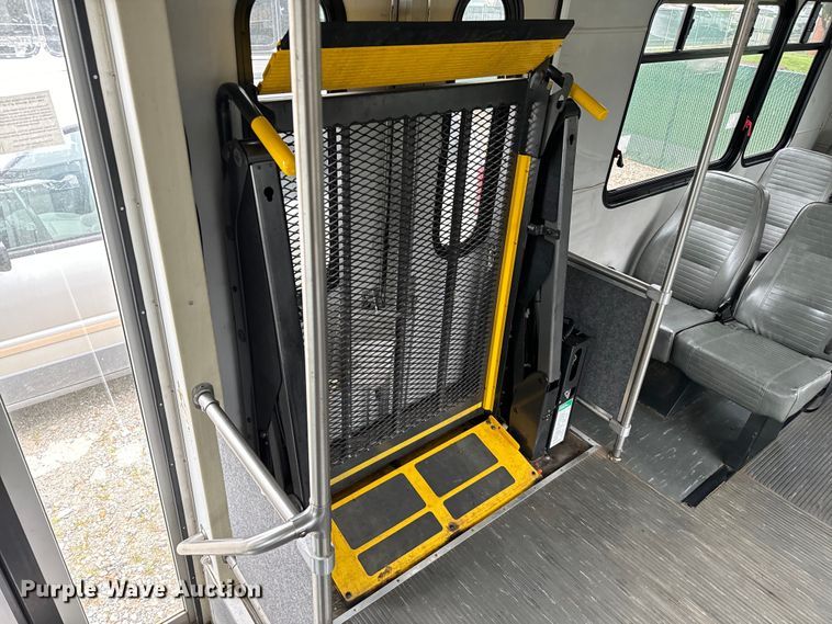 image for item EJ0563 2009 Ford E450 shuttle bus