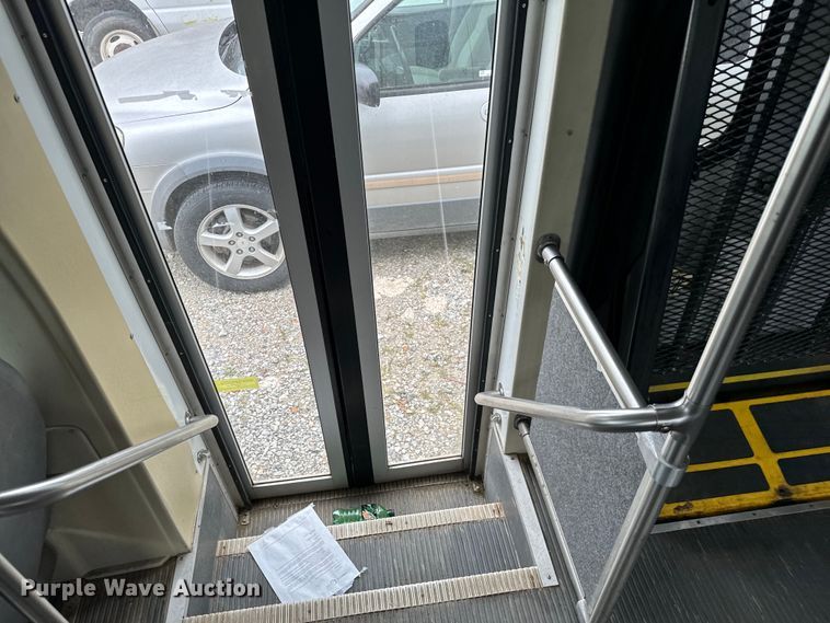 image for item EJ0563 2009 Ford E450 shuttle bus