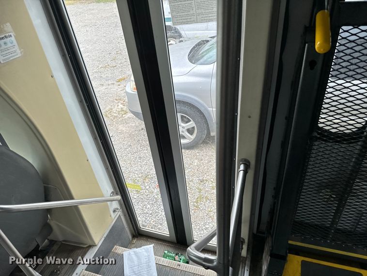 image for item EJ0563 2009 Ford E450 shuttle bus