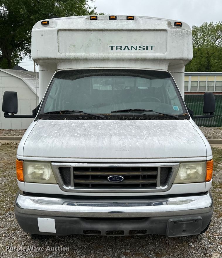 image for item EJ0565 2006 Ford E450 shuttle bus