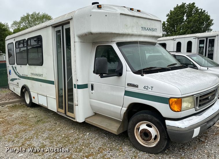 image for item EJ0565 2006 Ford E450 shuttle bus