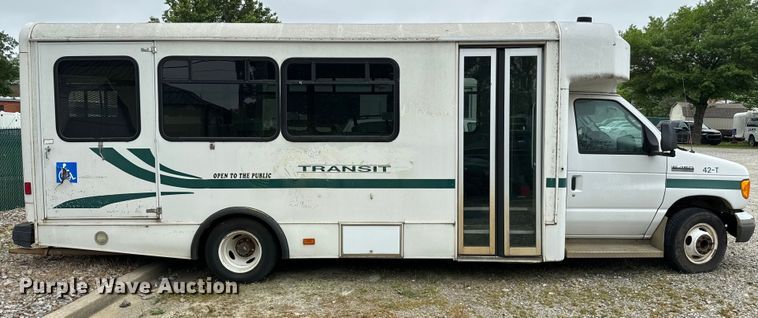 image for item EJ0565 2006 Ford E450 shuttle bus