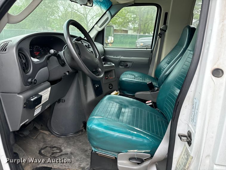 image for item EJ0565 2006 Ford E450 shuttle bus