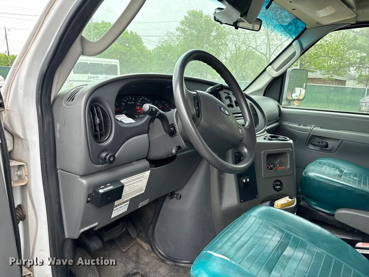 image for item EJ0565 2006 Ford E450 shuttle bus