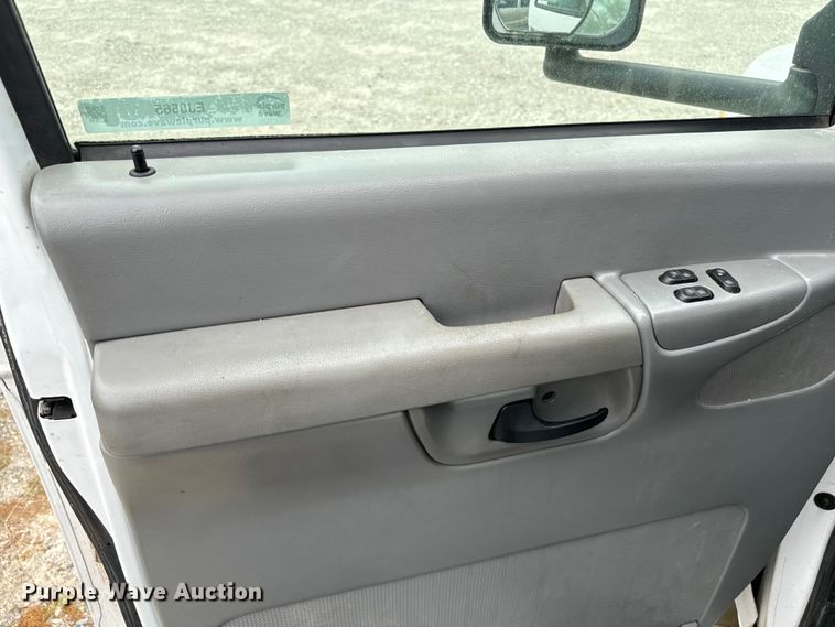 image for item EJ0565 2006 Ford E450 shuttle bus