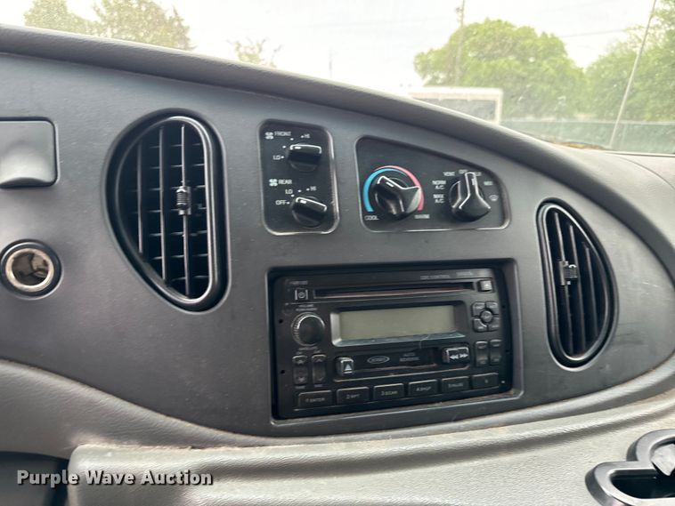 image for item EJ0565 2006 Ford E450 shuttle bus