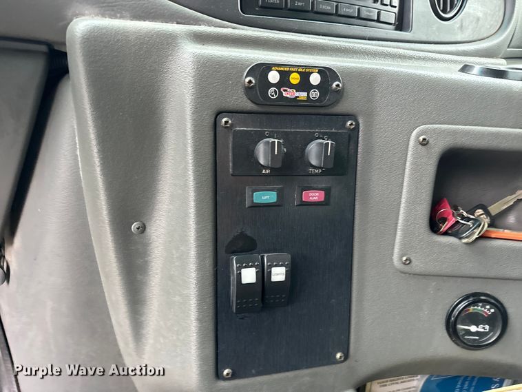 image for item EJ0565 2006 Ford E450 shuttle bus