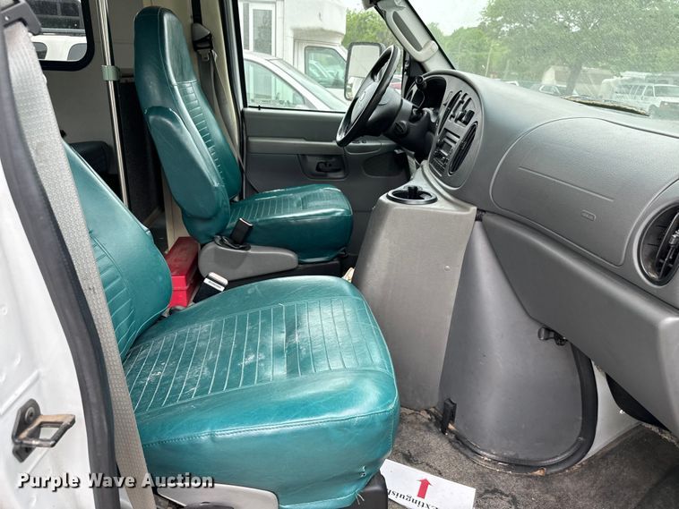 image for item EJ0565 2006 Ford E450 shuttle bus