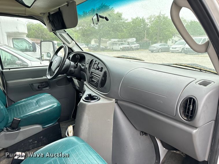 image for item EJ0565 2006 Ford E450 shuttle bus