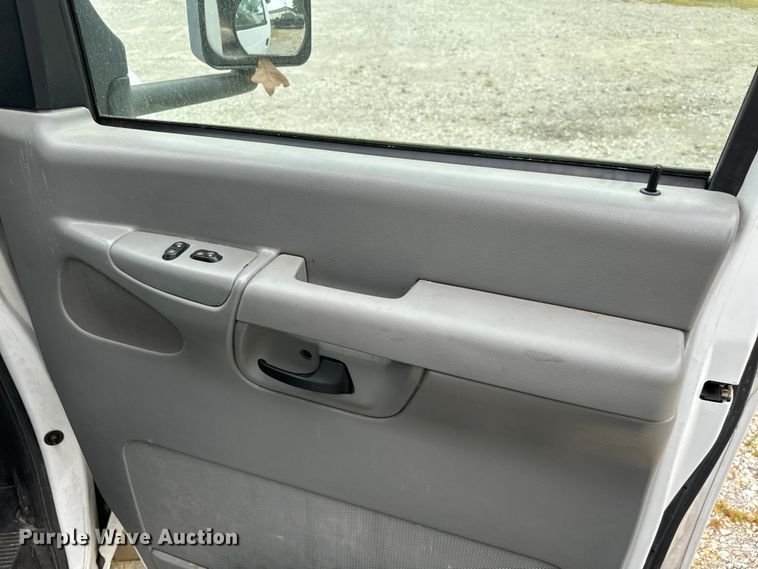 image for item EJ0565 2006 Ford E450 shuttle bus