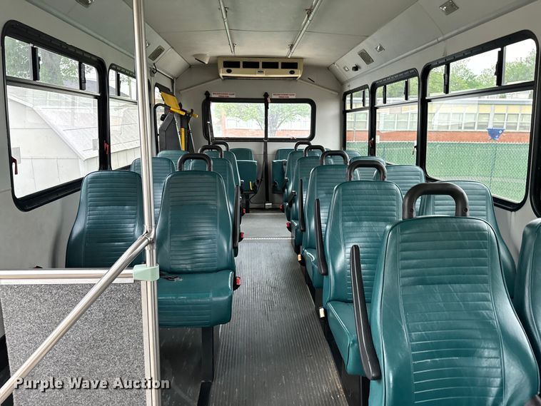 image for item EJ0565 2006 Ford E450 shuttle bus