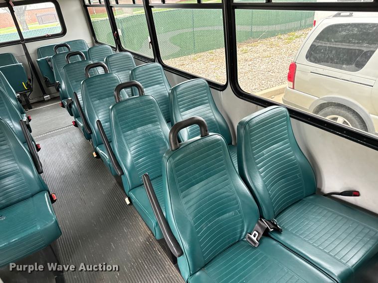 image for item EJ0565 2006 Ford E450 shuttle bus